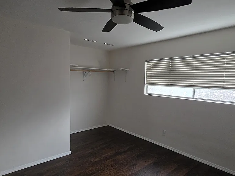 1260 E 4th St #6 — Photo 14