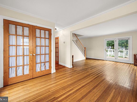 3rd image of 260 Heather Rd