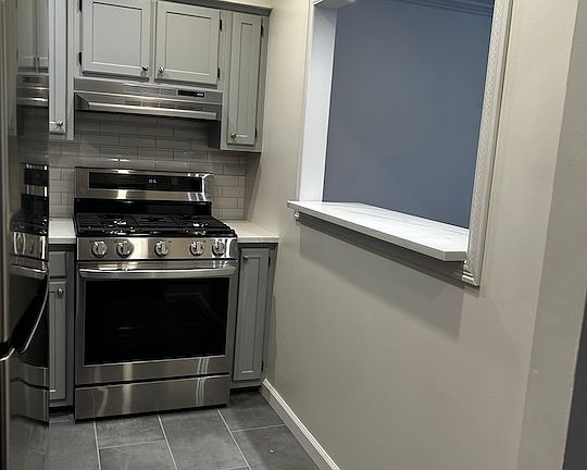 3rd image of 385 Cumberland St #2