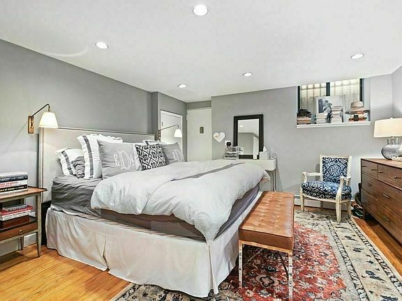 3rd image of 21 W 68th St APT 1F