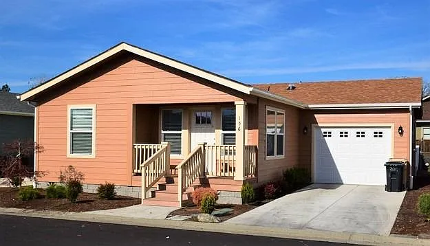 864 Kings Way photo 1