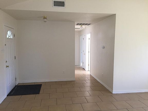 2nd image of 716 N Hunters Glen Cir
