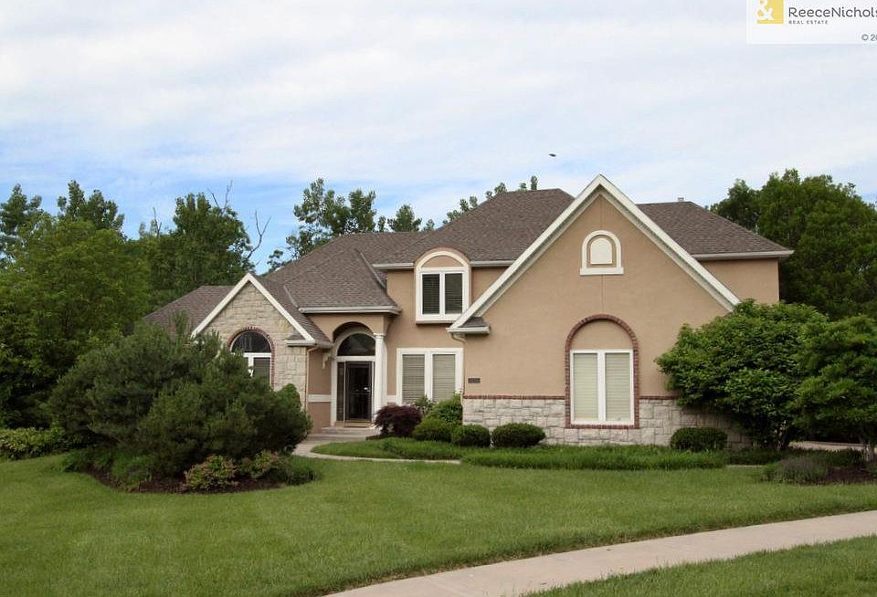 1 1/2 STORY ON CORNER LOT WITH OVER 5000 SQ. FT. OF LIVING SPACE
