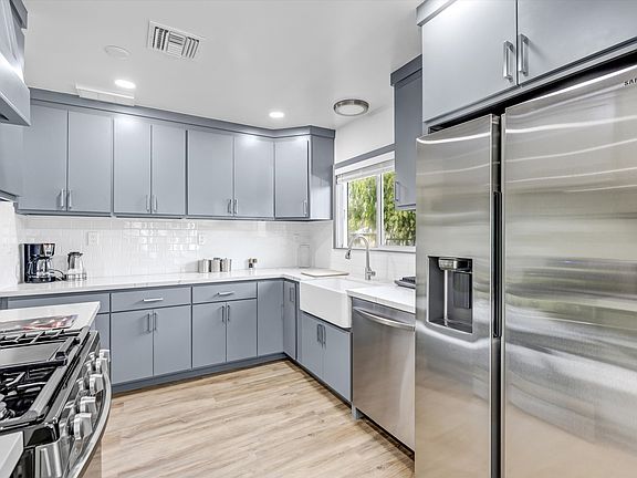3rd image of 5254 Canoga Ave