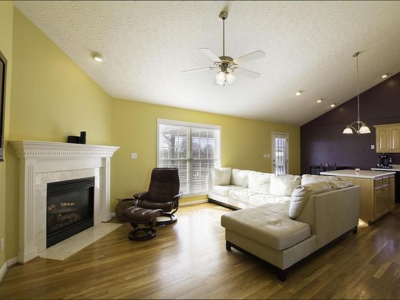 297_AutumnDr_Living room