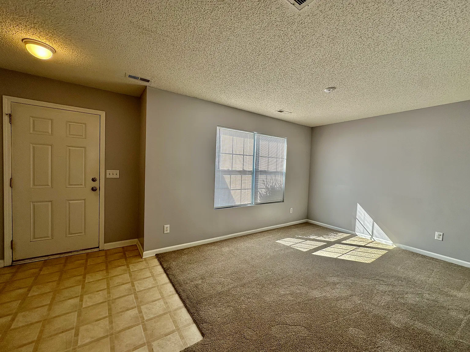 3 bed, 2.5 bath, 2348 sqft, $2,250 — Photo 3
