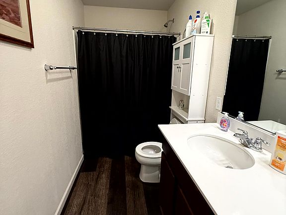 3rd image of 1426 Peterson Dr #2B