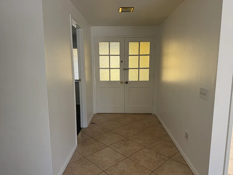 3385 Valencia Hill Dr — Photo 2