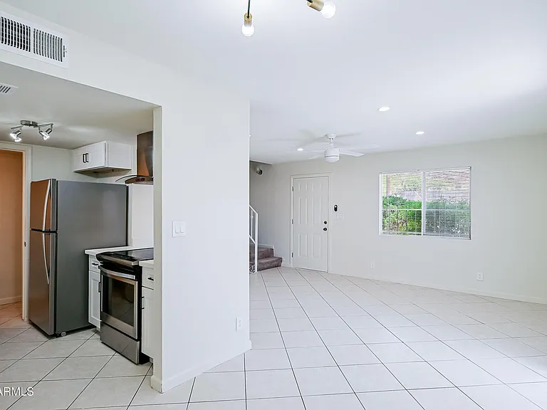 1237 E Lawrence Ln — Photo 4