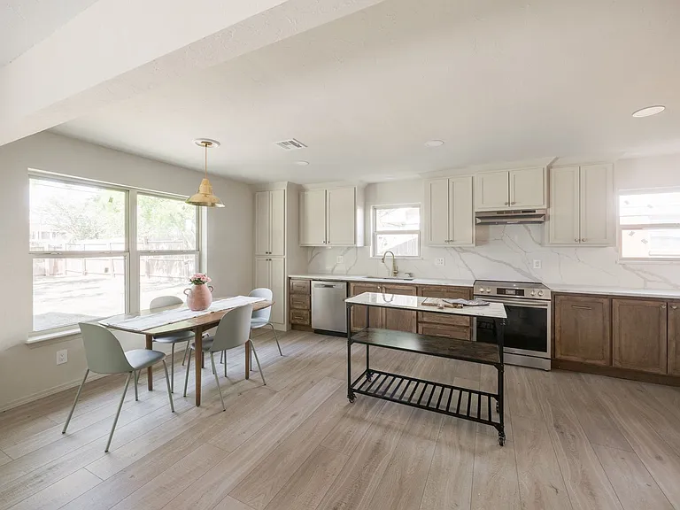 2716 Carlton Way — Photo 11