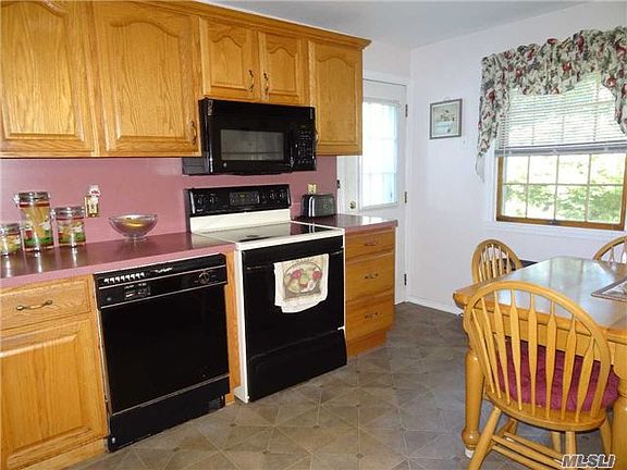 5th image of 173 Saint Regis Dr