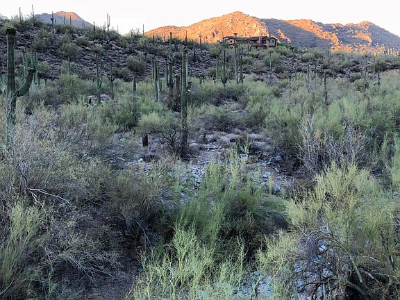 Overlooks Large Secluded Wash
