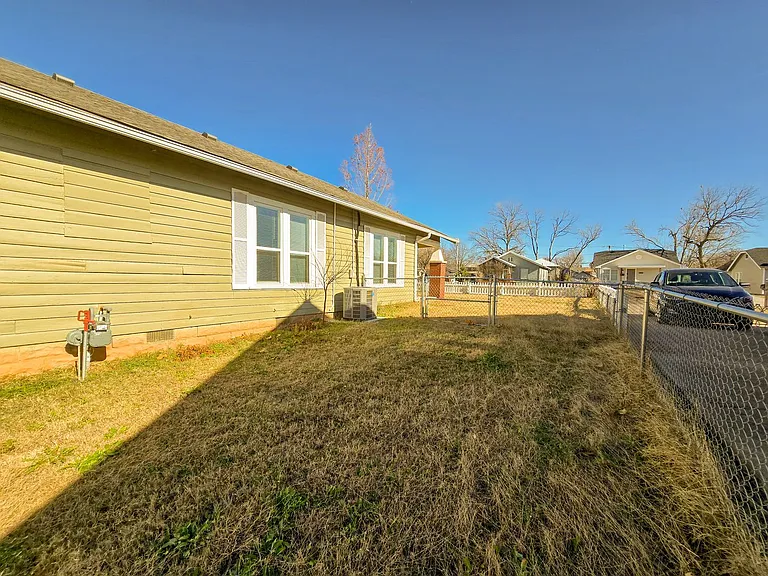 1224 N Market Ave — Photo 36