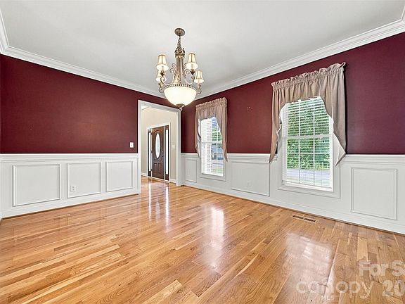 4th image of 1548 Nazareth Ln