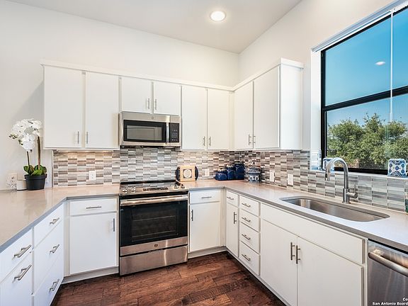 5th image of 303 W Cypress St Unit 402