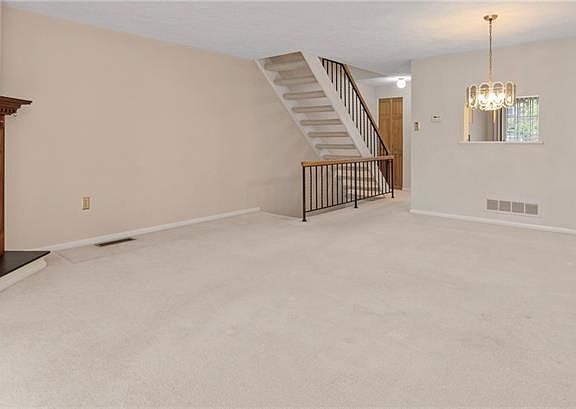 3rd image of 203 Westchester Cmns