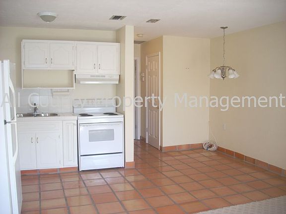 Kitchen & Dining area