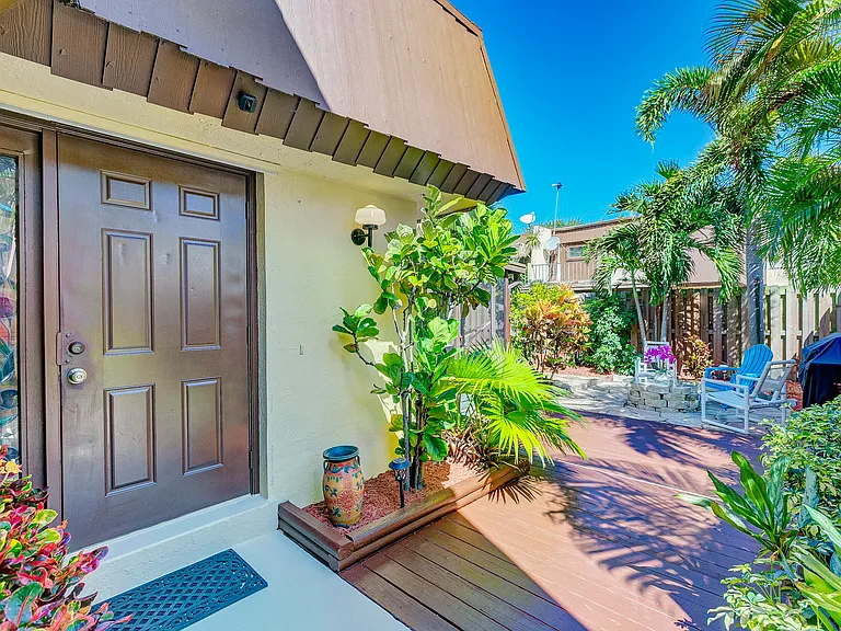 3530 E Gardens East Dr #B — Photo 3