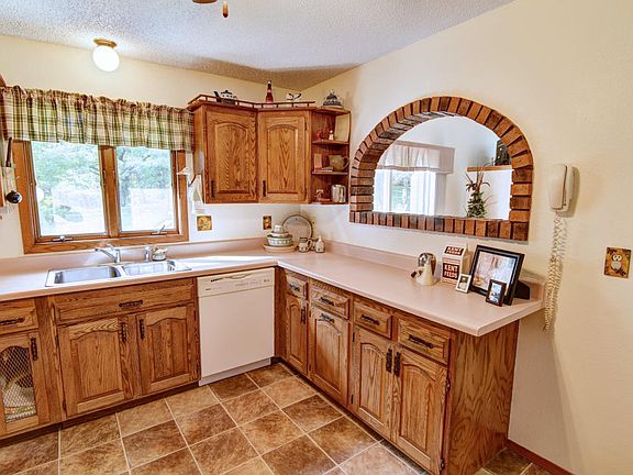 5th image of 16 Grandview Dr