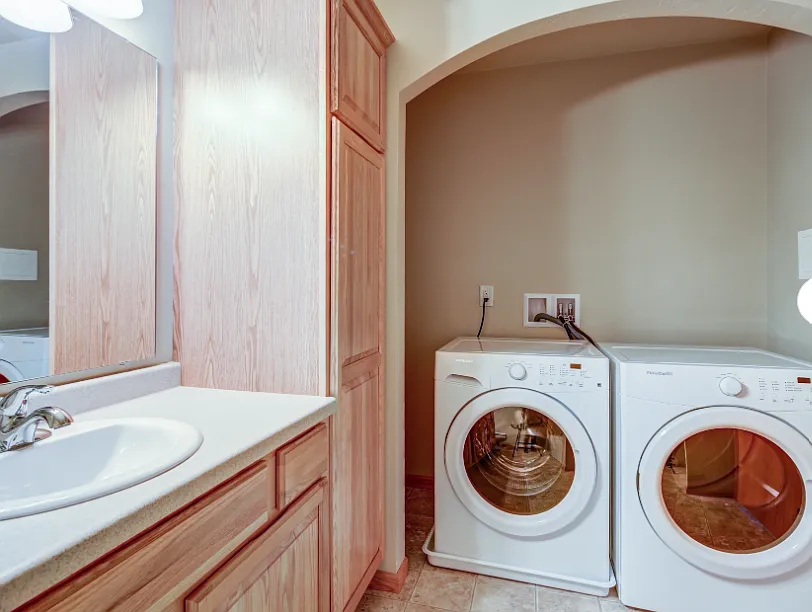Ontario Road Apartment — Photo 3