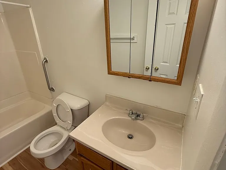 Lawrence Glen Apartments — Photo 29