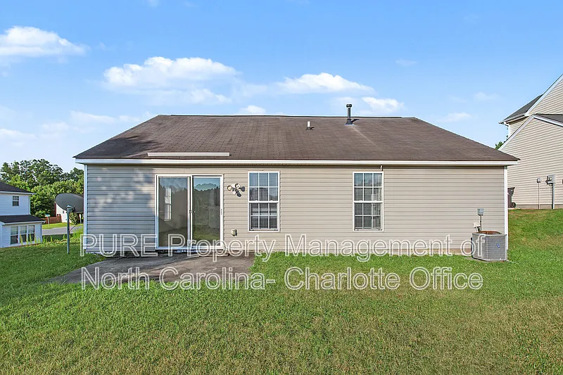 3 bed, 2.0 bath, 1290 sqft, $1,795 — Photo 3