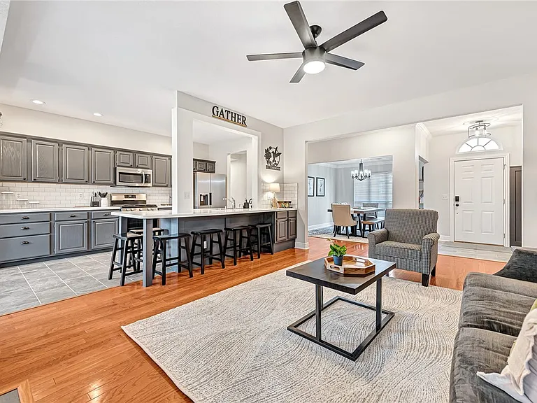 701 SW Maidstone Ave — Photo 5