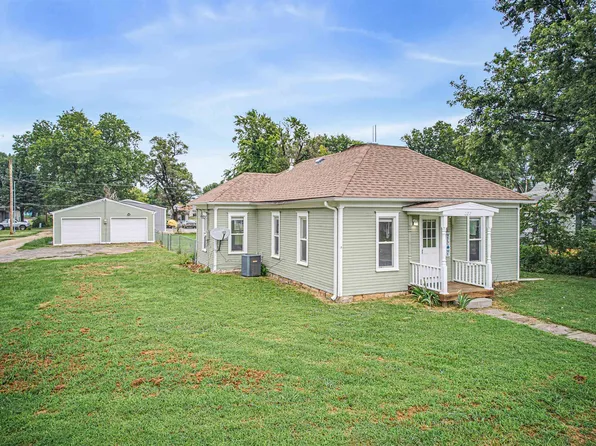 222 E 2nd St, Chapman, KS 67431