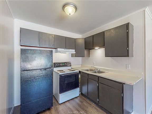 3rd image of 208 Lynn Dr APT A