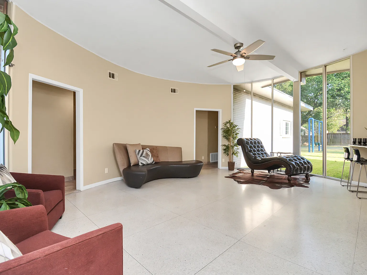 3 bed, 2156 sqft, $2,400 — Photo 4