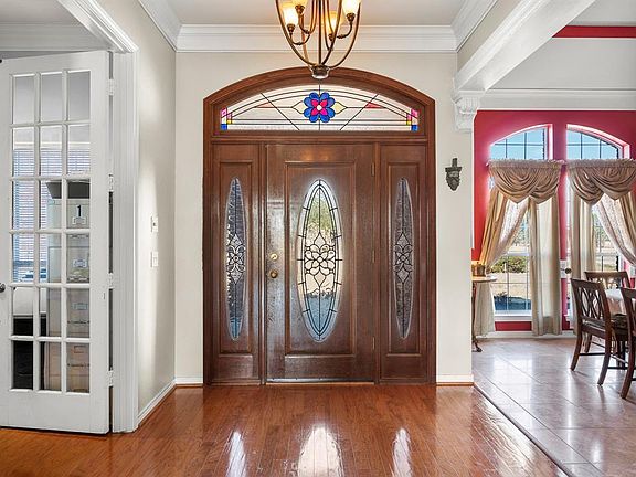 4th image of 220 Meadowpark Ln