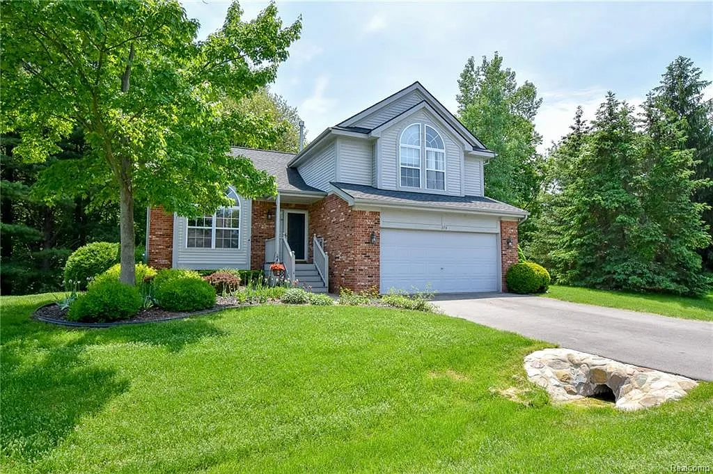378 Court Ln photo 1
