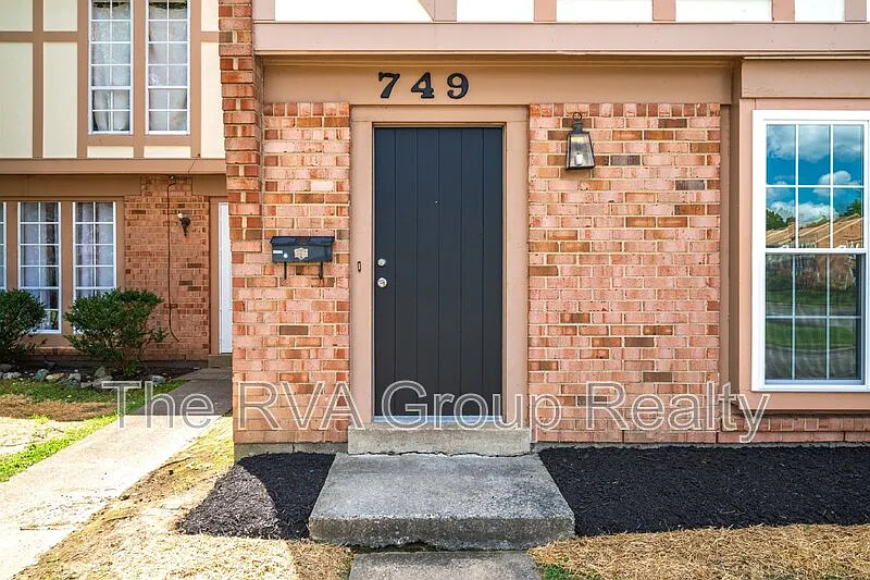 3 bed, 1.5 bath, 1218 sqft, $1,895 — Photo 3