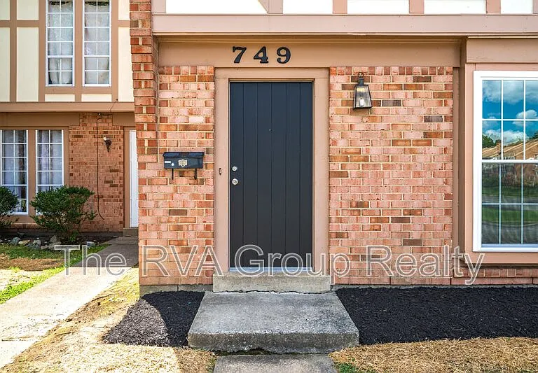 749 Pleasant St — Photo 3