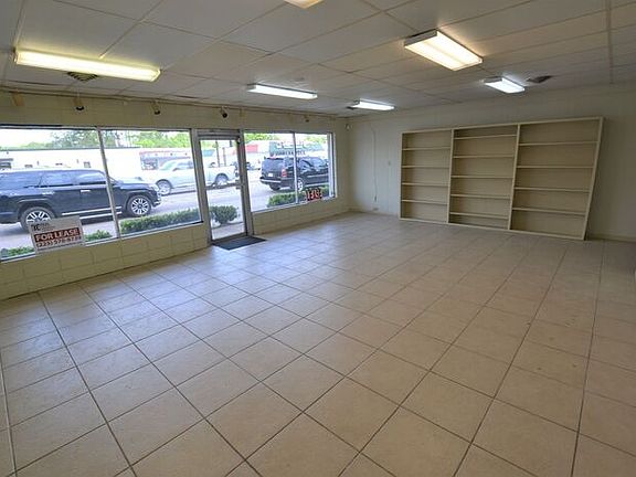 3rd image of 722 N Burnside Ave