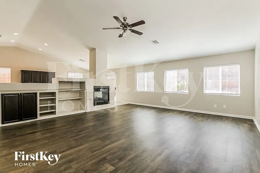 3 bed, 2.0 bath, 1952 sqft, $2,760 — Photo 3