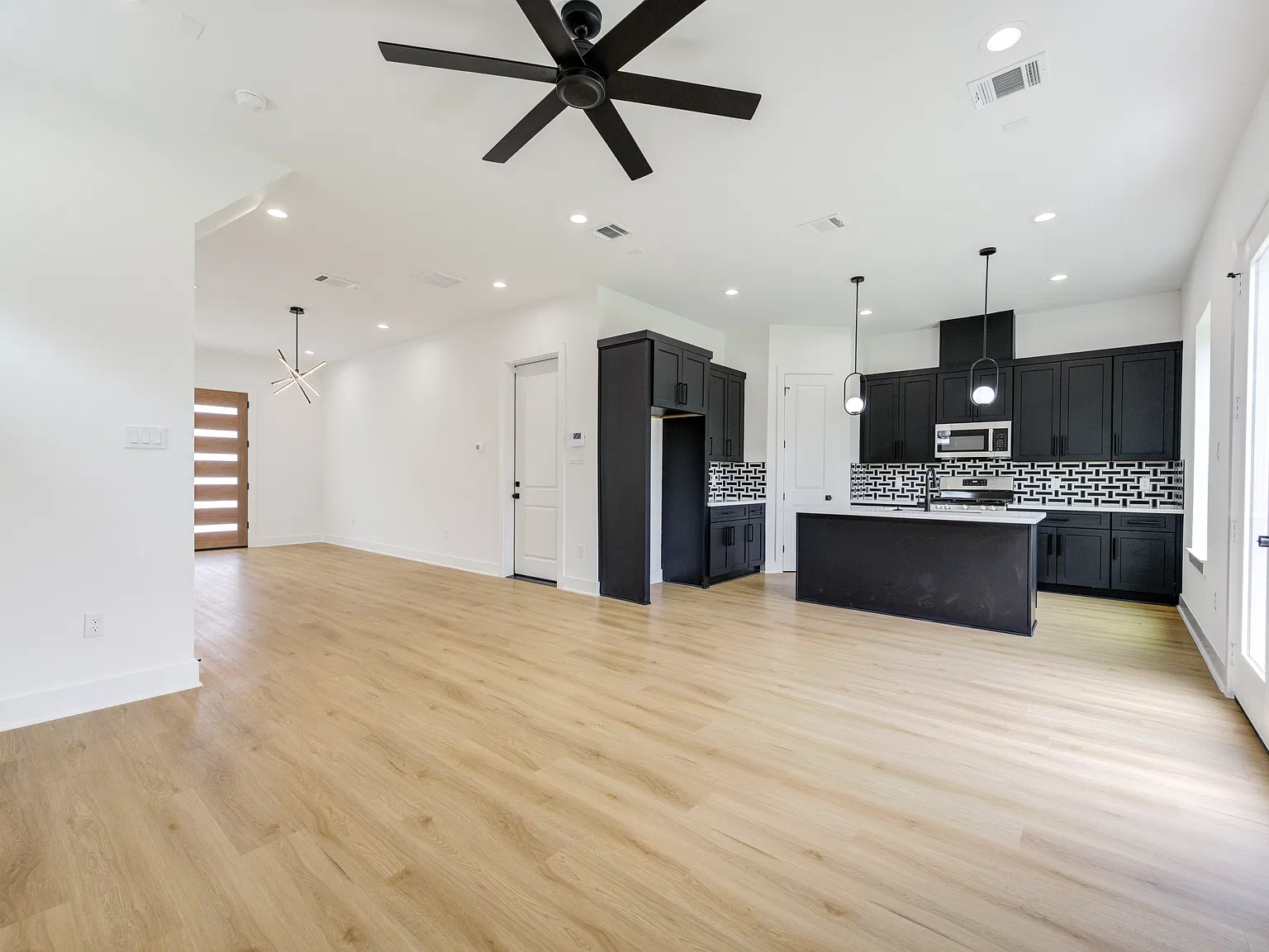 3 bed, 2.5 bath, 2250 sqft, $2,600 — Photo 4