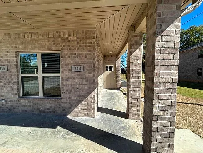 214 W Hickory St — Photo 2