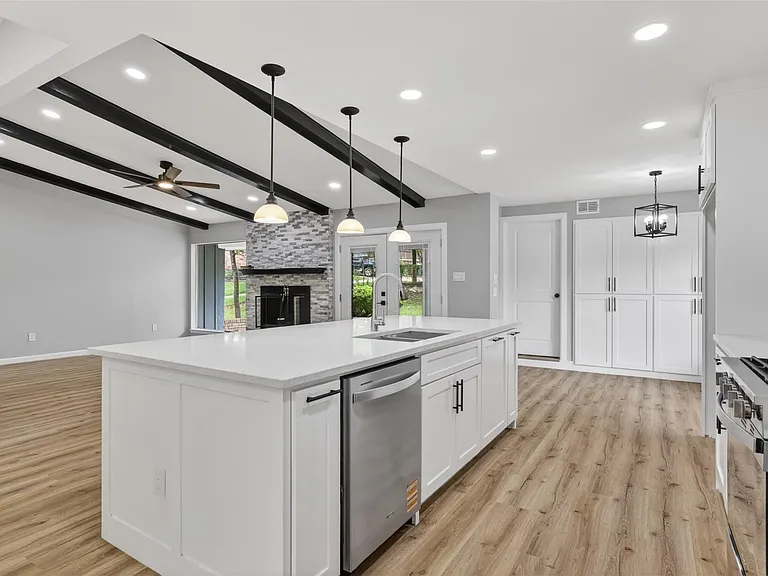 3204 Greenbriar Ln — Photo 4