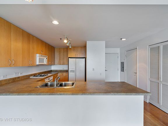 5th image of 1515 S Prairie Ave Unit 617