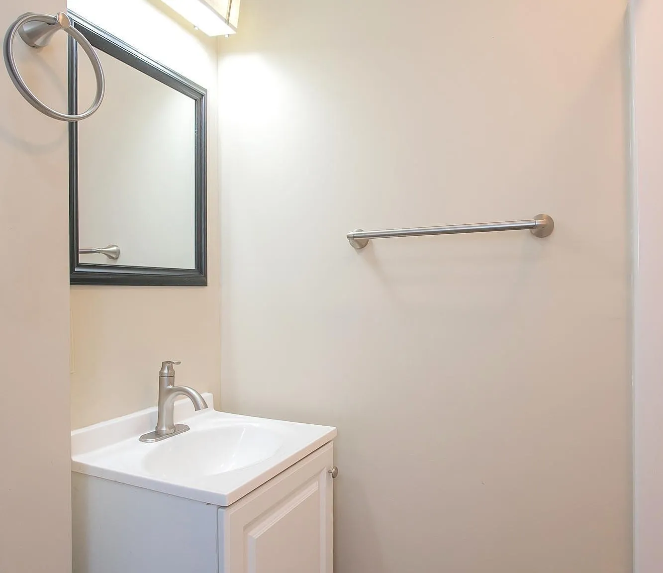 3 bed, 1200 sqft, $2,500 — Photo 3