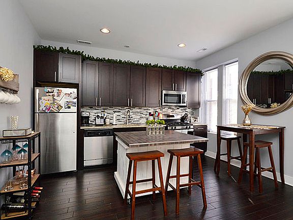 3rd image of 939 N Ashland Ave APT 2F