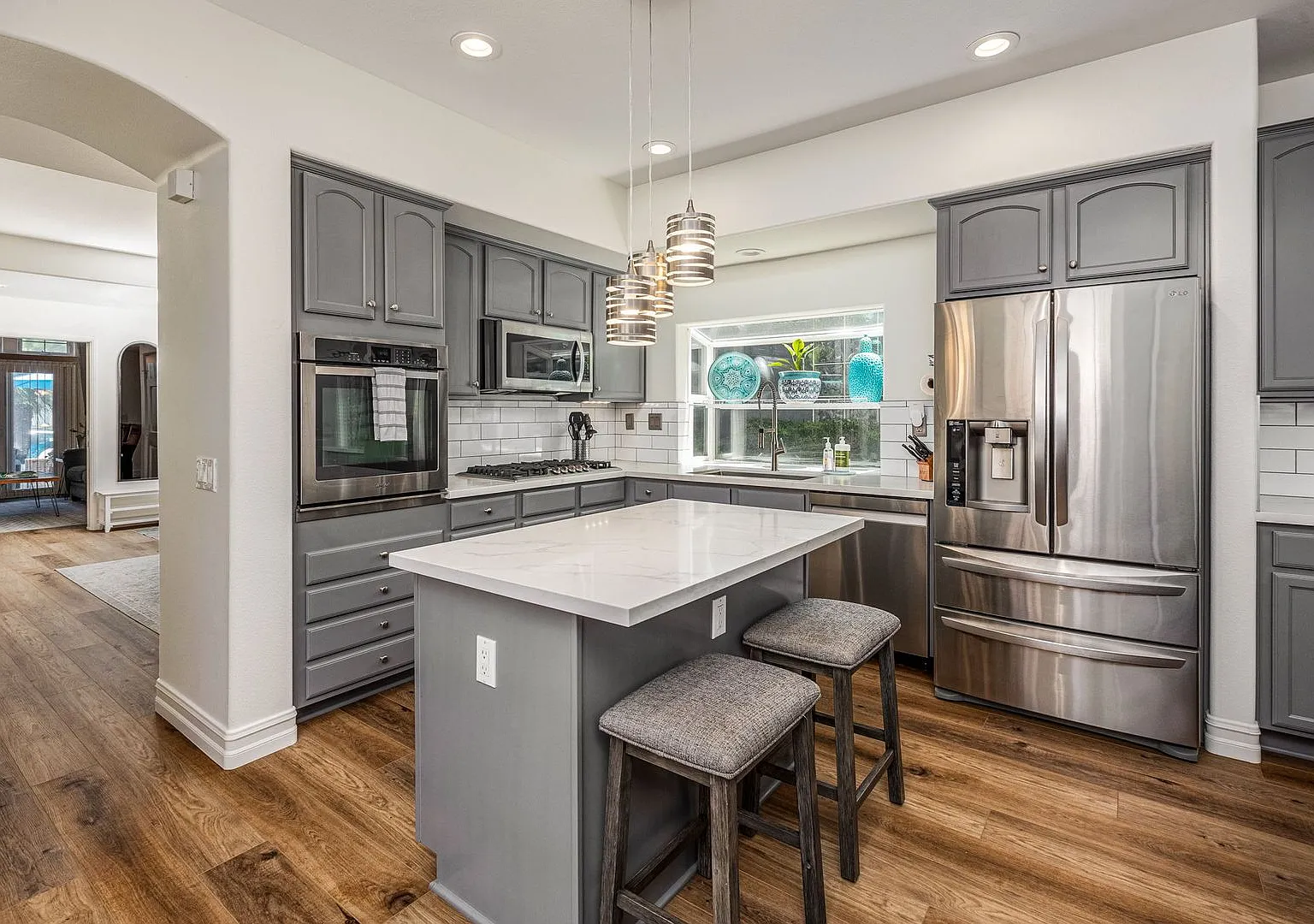 Exquisite Beachside Retreat with Ocean Views and Modern Comforts — Photo 4
