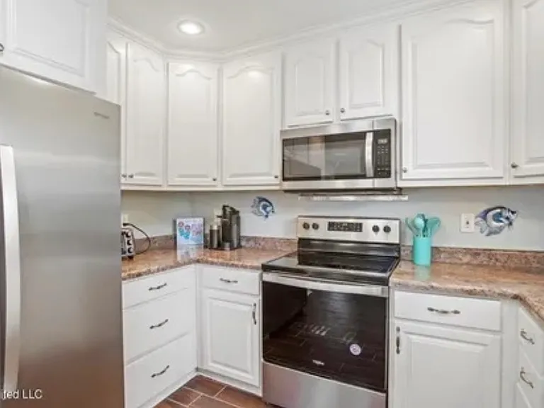 102 S Girard Ave — Photo 3