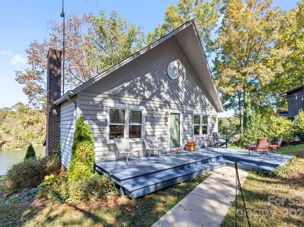 213 Michaels Gap Ln, Hickory, NC 28601