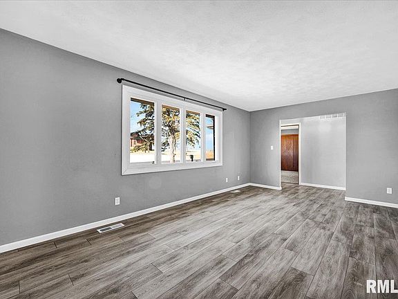 3rd image of 610 N Rainbow Dr