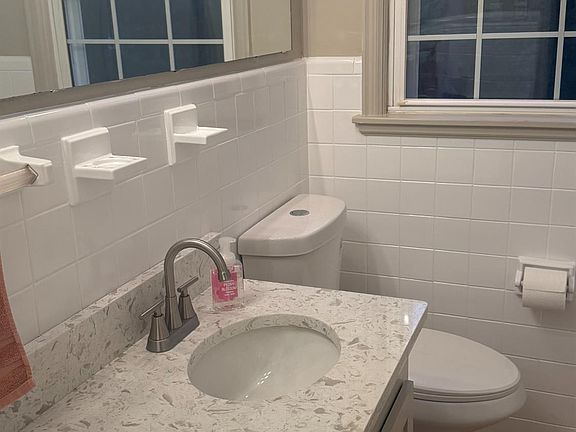 5th image of 230 Chesterfield Pl