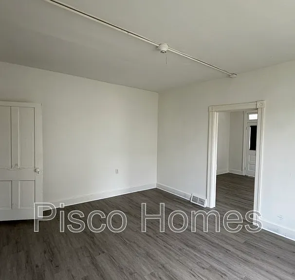 814 Salem Ave — Photo 6