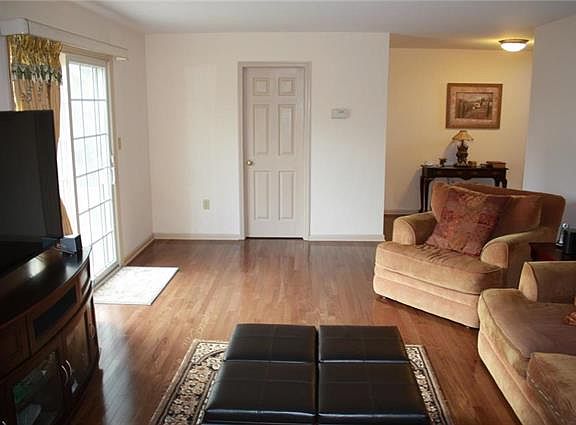 3rd image of 1 Holly Ct