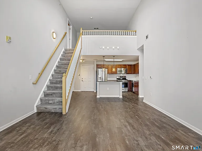 35 W Broad St #404 — Photo 8